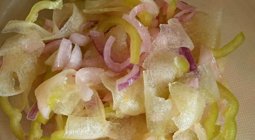 Unusual salad of melon, onion and green pepper