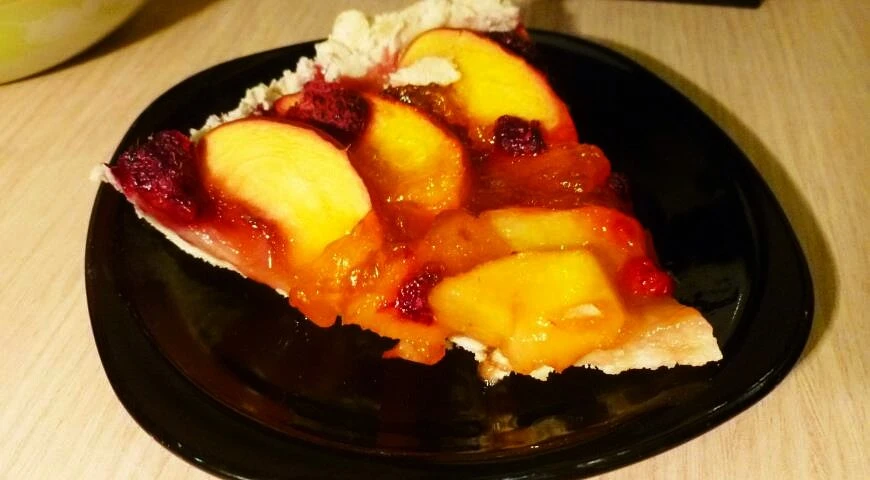 Tart with nectarines and berries