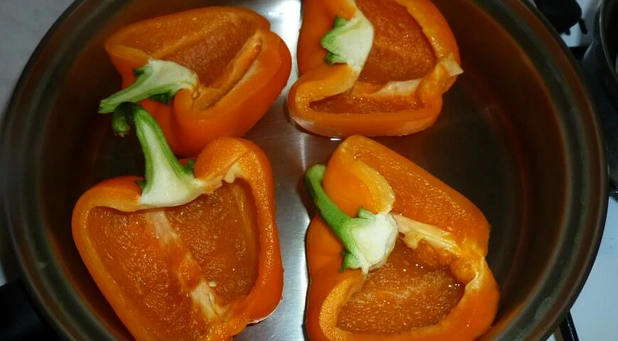 Peppers stuffed with rice noodles and figs