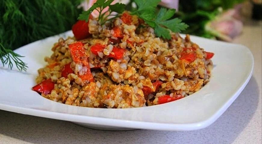 Buckwheat porridge with bell pepper and minced meat
