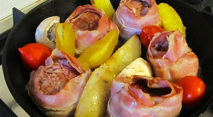 Filet mignon in bacon with quail egg