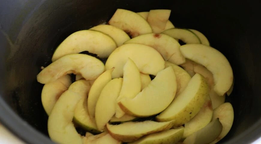 Tarta de manzana en una olla de cocción lenta