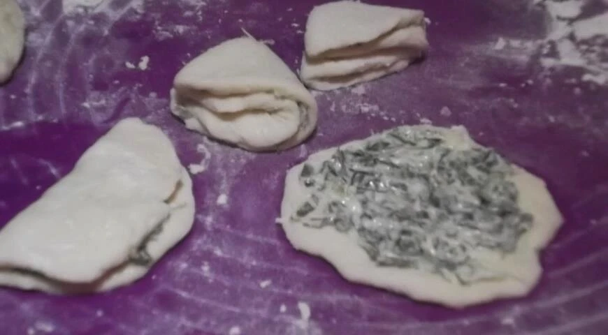 Knoblauchbrötchen aus Hefeteig im Ofen