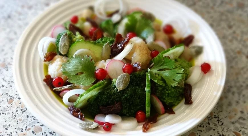 Vitamin salad with broccoli and cauliflower