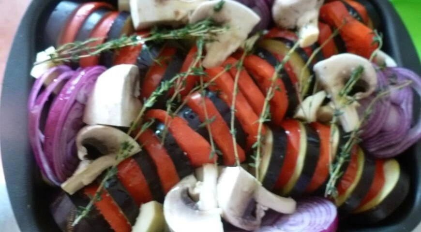 Verduras al horno con salsa de ajo