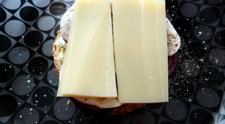 Warm sandwich with champignon and cheese