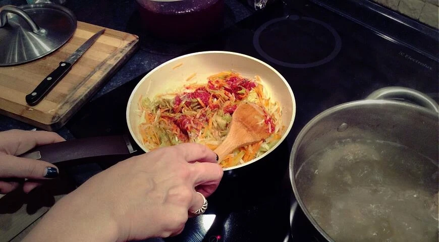 Crema-borscht con peperoni al forno, involtini di pancetta e aglio al forno
