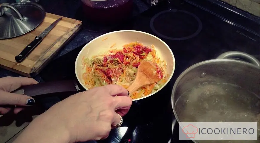 Crème-bortsch aux poivrons cuits au four, petits pains au bacon et ail au four