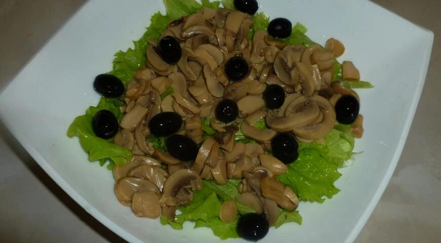 Salad with champignons, olives and feta
