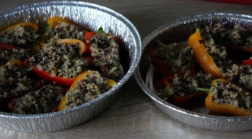 Mini peppers stuffed with quinoa, mushrooms and smoked meats