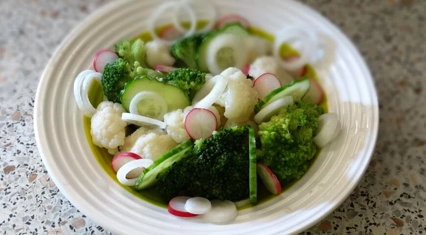 Vitamin salad with broccoli and cauliflower