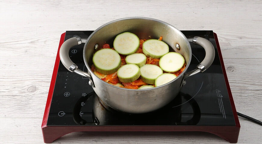 Braised zucchini with vegetables