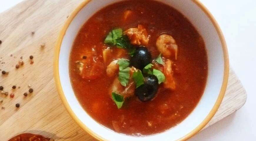 Tomato soup with shrimps and olives