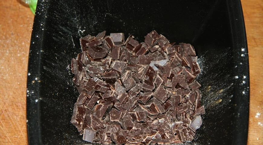 Schokoladenbiscotti mit Schokolade, Mandeln und Pinienkernen