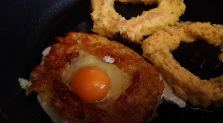 Huevos fritos en forma de patata