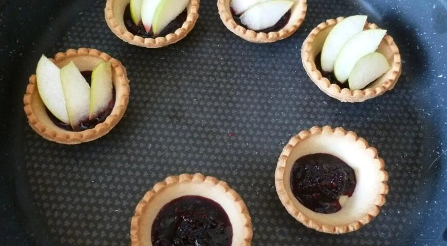 Tartlets with pears and meringue