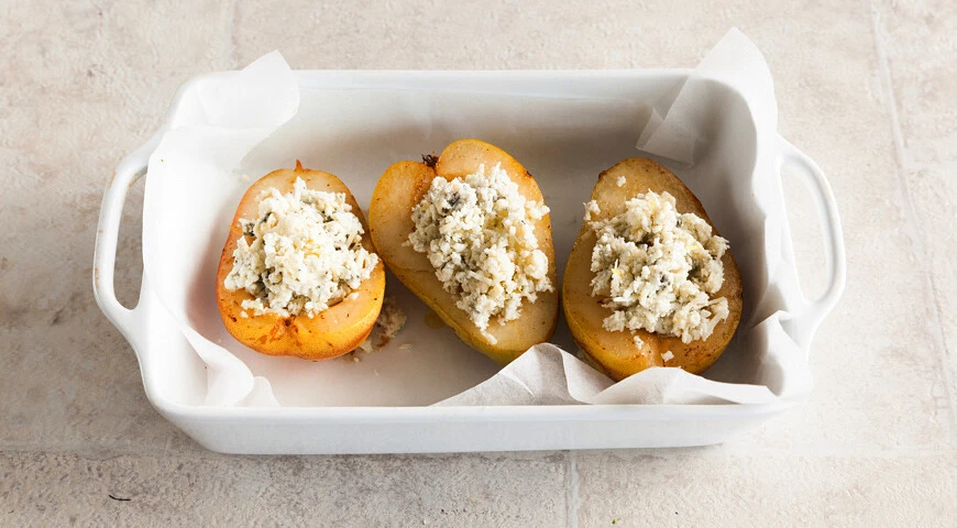 Pear baked with cheese