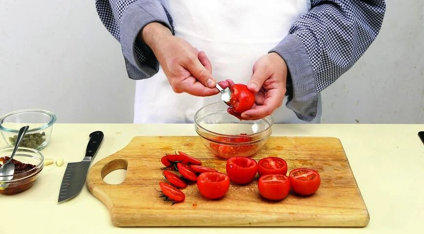 Mit Hüttenkäse gefüllte Tomaten