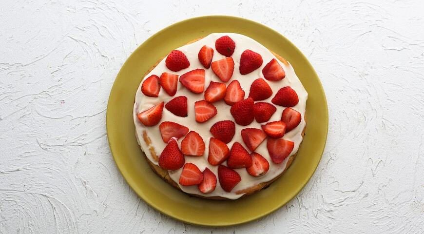 Custard cake with strawberries