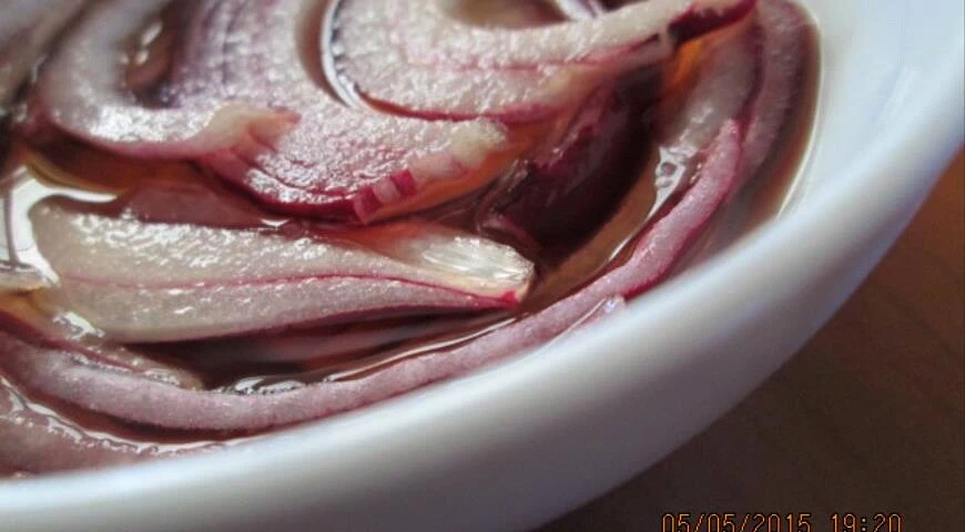 Sandwich avec glace au hareng et oignons marinés