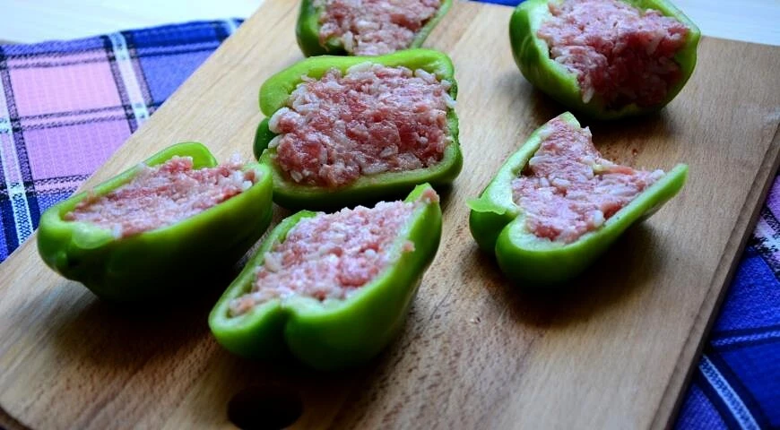 Peppers stuffed with halves in the oven with cheese