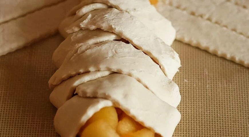 Puff braid with caramelized apples