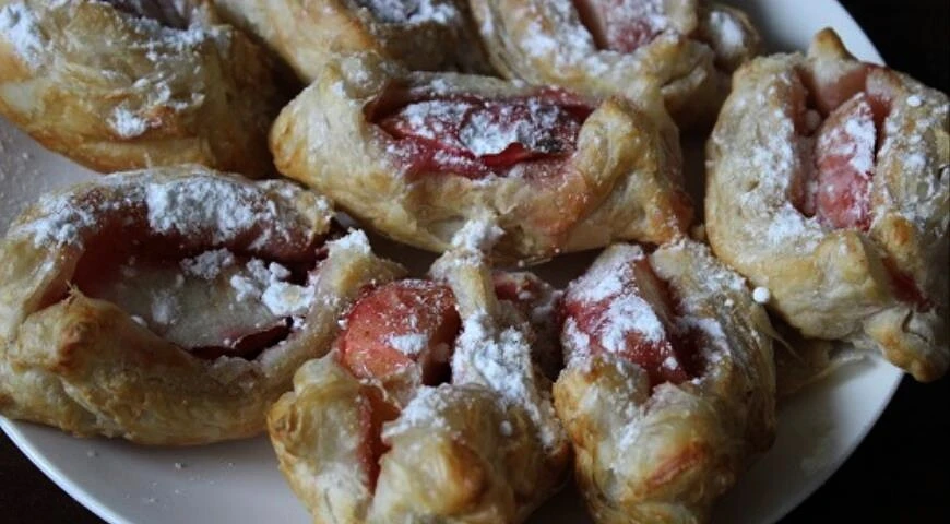 Puffs with apples and cranberries