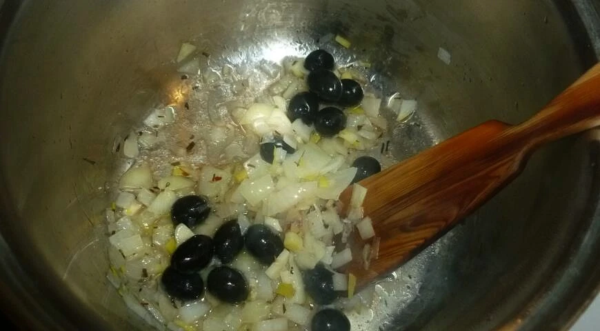 Soupe de tomates aux crevettes et olives