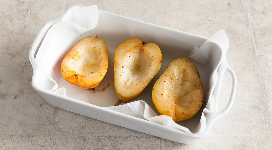 Pear baked with cheese