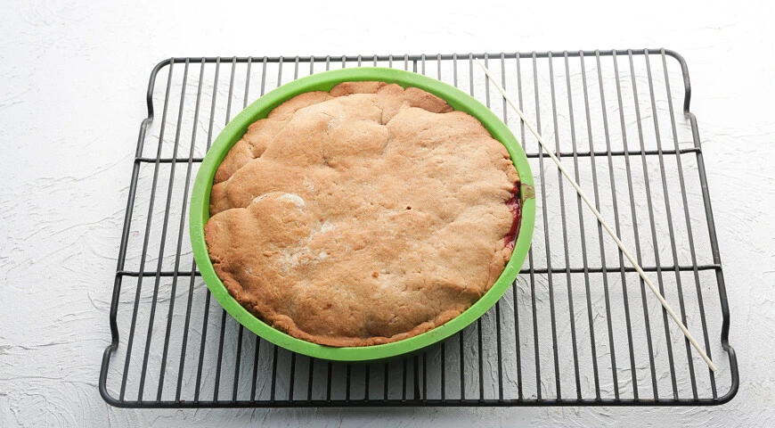 Lenten pie with strawberries