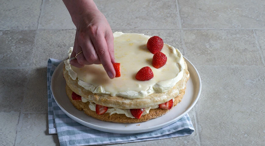 Sour cream cake with strawberries