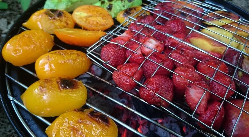 Gamberi alla griglia con frutta e verdura