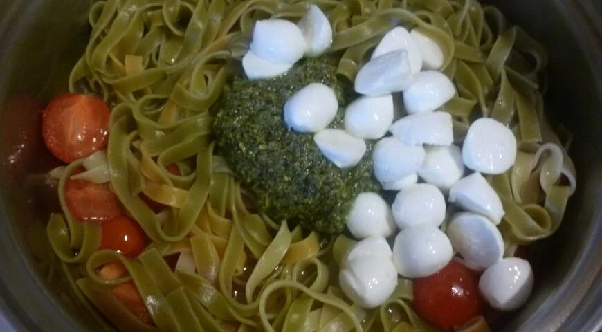 Pasta with spinach, pesto and mozzarella