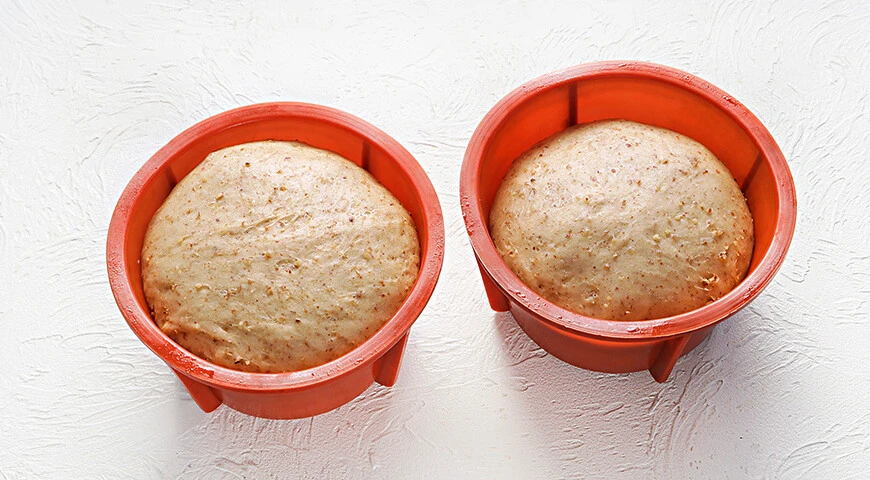 Kulich on kefir with almonds