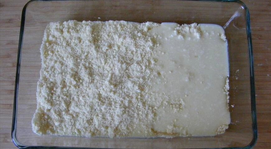 Crumbly cake with cottage cheese layer