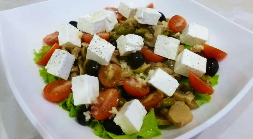 Insalata con champignon, olive e feta