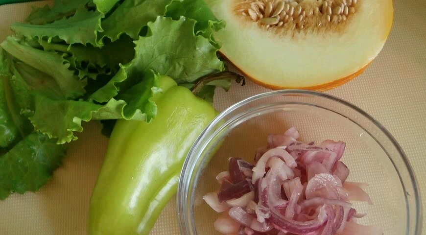 Ungewöhnlicher Salat aus Melone, Zwiebel und grünem Pfeffer
