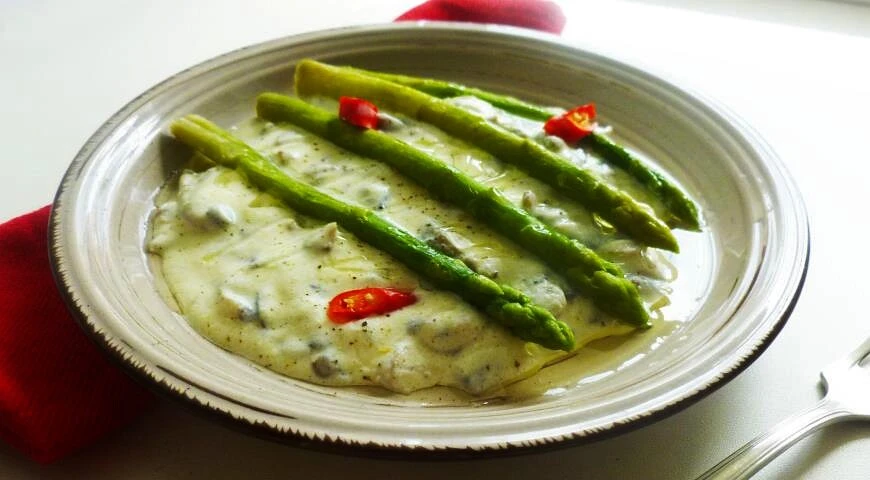 Appetizer of asparagus and mushrooms
