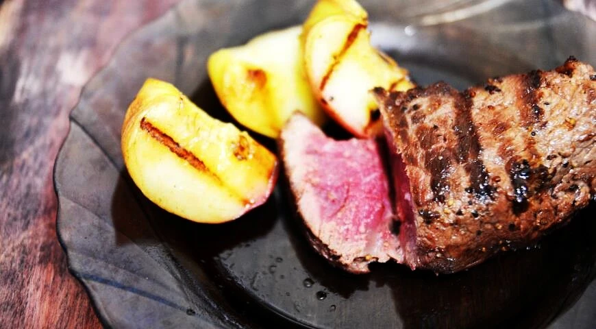 Grilled steak with peaches and apricots
