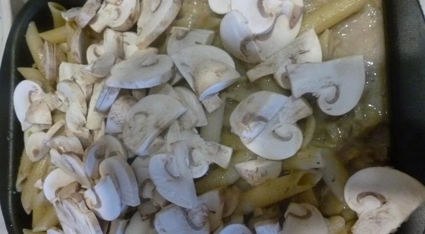 Zuppa di funghi e pasta in casseruola
