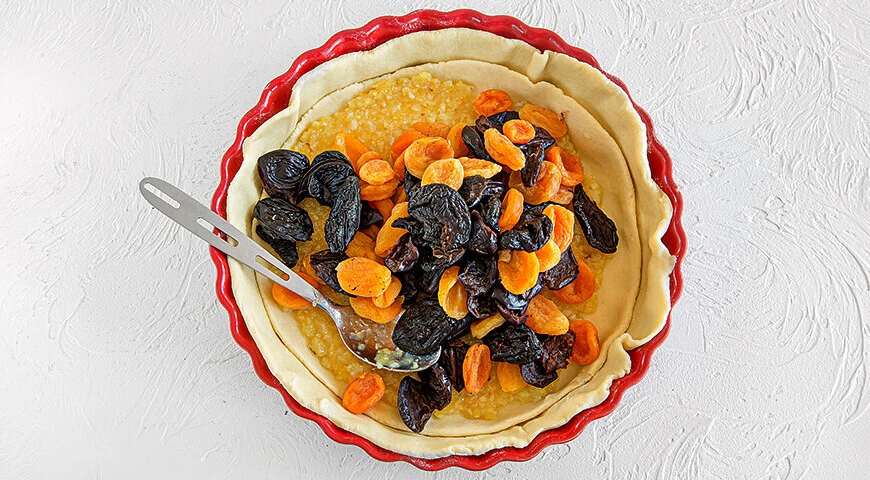 Pie with dried apricots, prunes and lemon