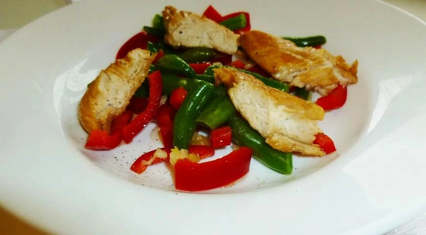 Salad with chicken and green beans