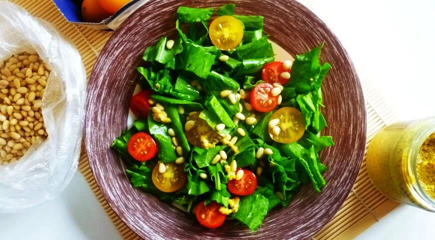 Sorrel salad with tomatoes