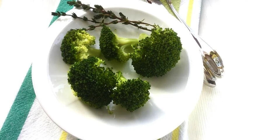 Broccoli and Tomato Salad "Breath of Spring"