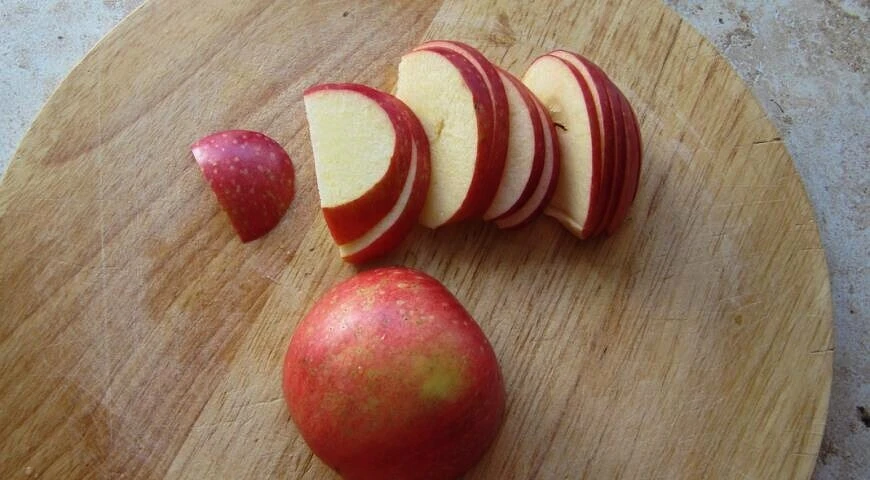 Torte in einem Becher mit Äpfeln
