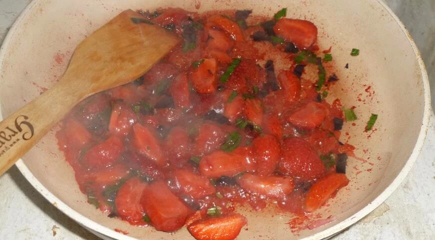 Hähnchenspieße mit Erdbeer-Basilikum-Sauce