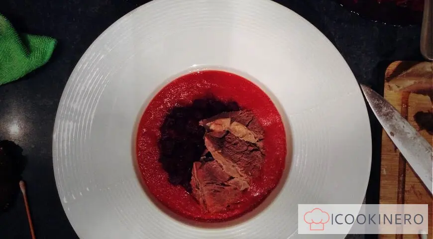 Crème-bortsch aux poivrons cuits au four, petits pains au bacon et ail au four