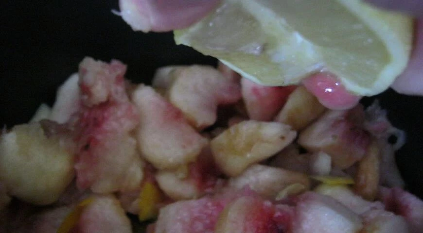 Feigen-Pfirsich-Marmelade mit Zitrone und rosa Pfeffer