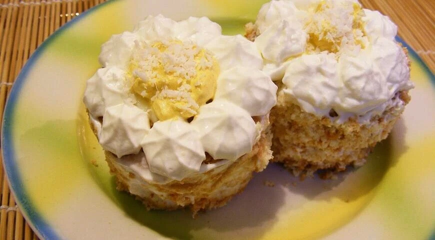 Biscuit cakes "Daisies" with custard and cream