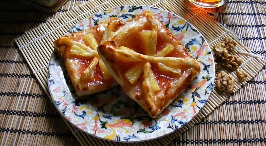Cake with pineapple and strawberry jam